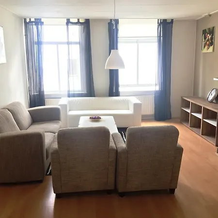 Downtown Four Bedroom 아파트 *