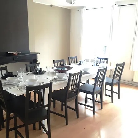 Downtown Four Bedroom 레이든